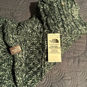 NWOT  THE NORTH FACE infinity scarf.